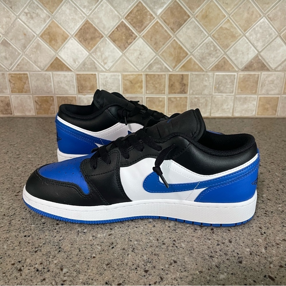NWOB Nike Air Jordan 1 Low Royal Toe Boys Size 7Y (Women’s 8.5) 553560-140 - Picture 5 of 9